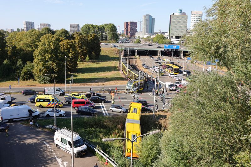Drie gewonden na ernstige botsing tussen lijnbus en tram in Utrecht